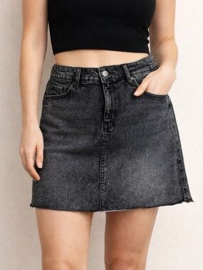 Old Navy Washed Black Denim Mini Skirt Size 10 Distressed Hem Grunge Y2K Casual